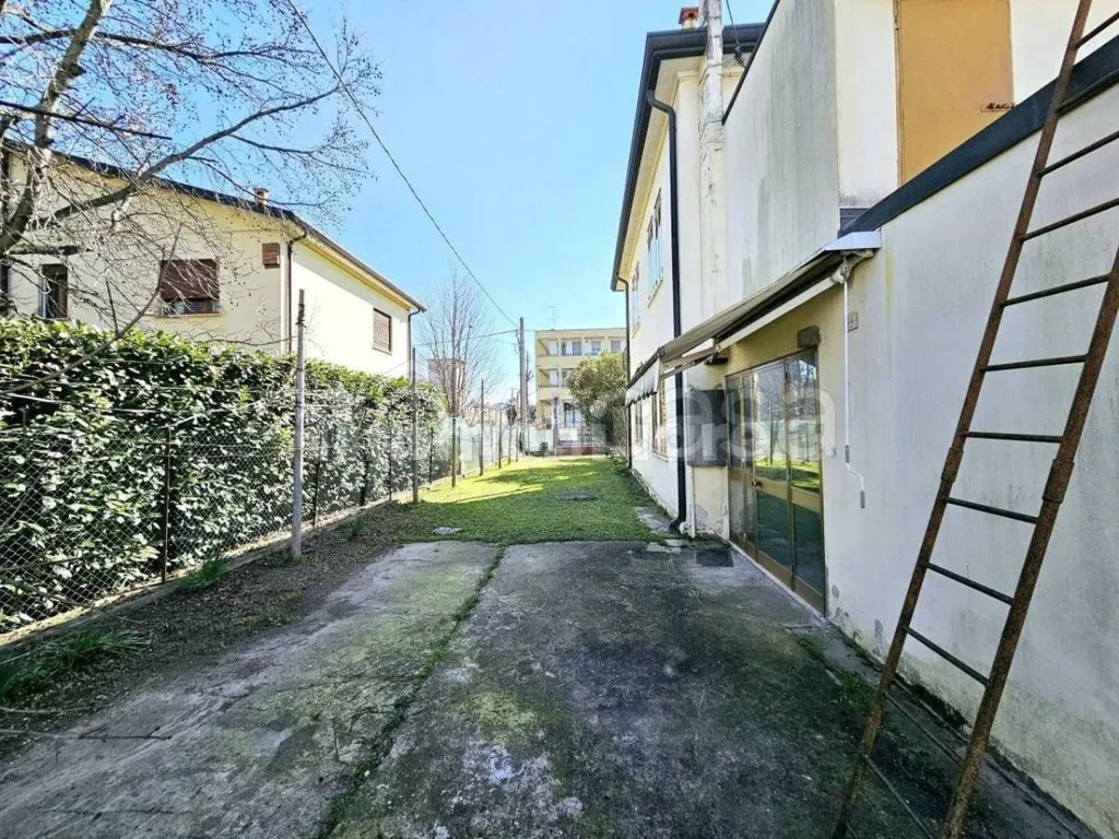 Aed - Semi-Detached House to Renovate in Este