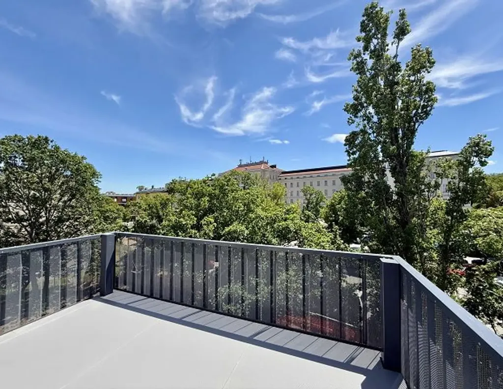 Balcon - Modern Townhouse with Balcony in Green District
