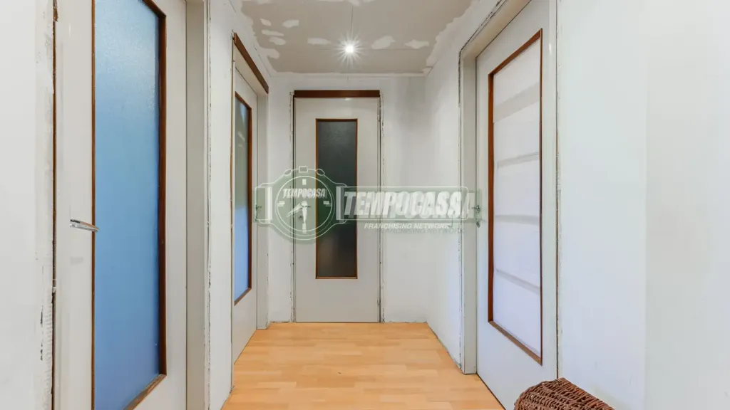 Esik - Spacious Apartment with Balcony in Carnate