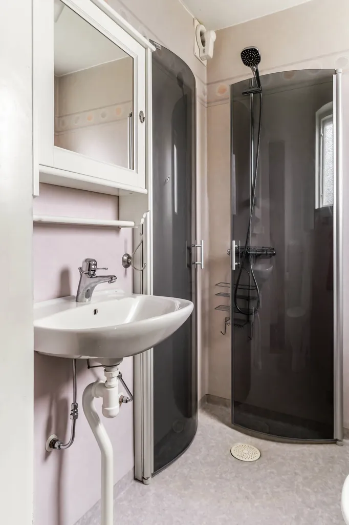 Salles de bain - Charming 1950s Villa with Garden in Rickarum