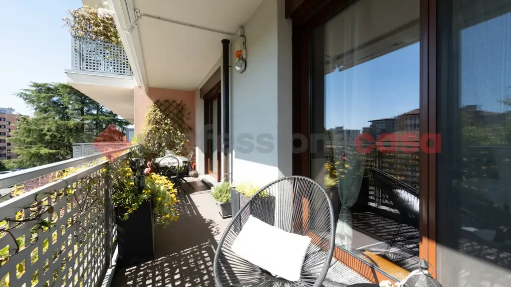 Balcone - Modern 3-Bedroom Apartment in Buccinasco