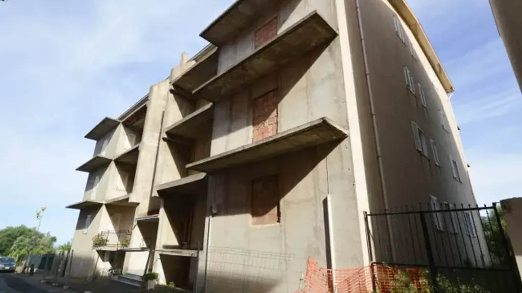 Exterior - Multi-Unit Building with Panoramic View in Cariati