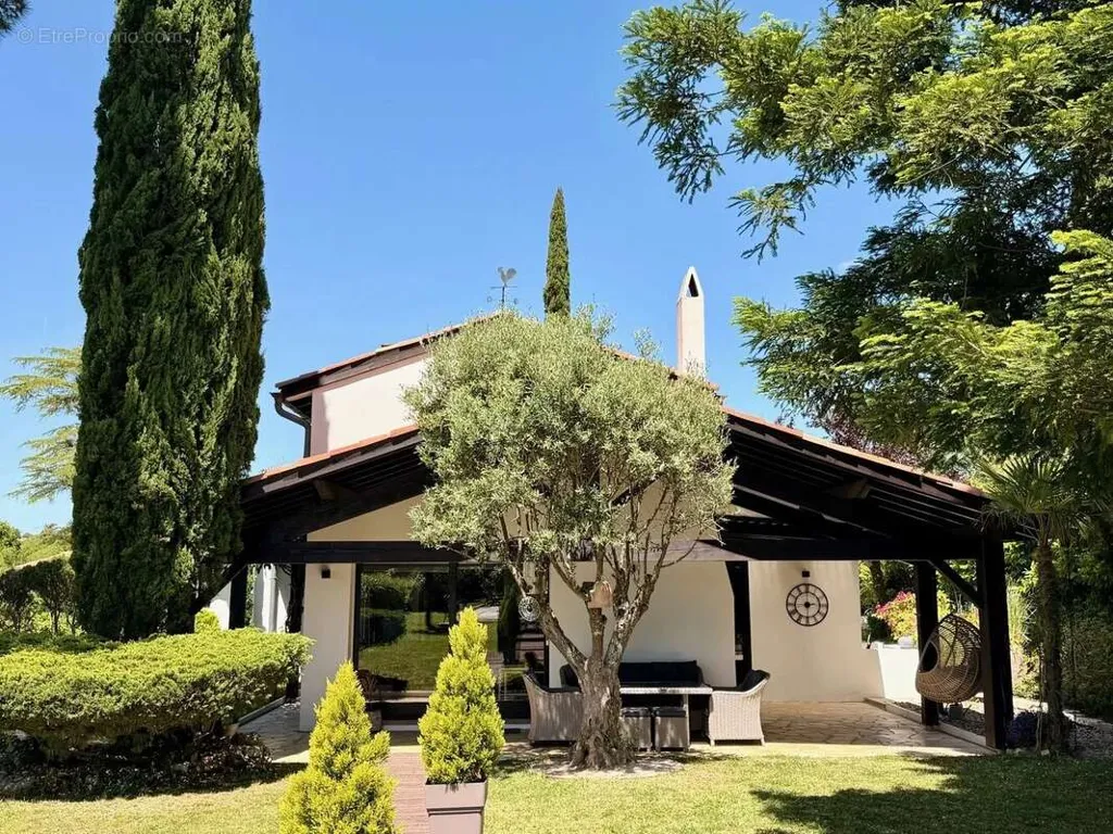 Jardin - Maison Contemporaine avec Piscine et Jardin à Proximité des Écoles