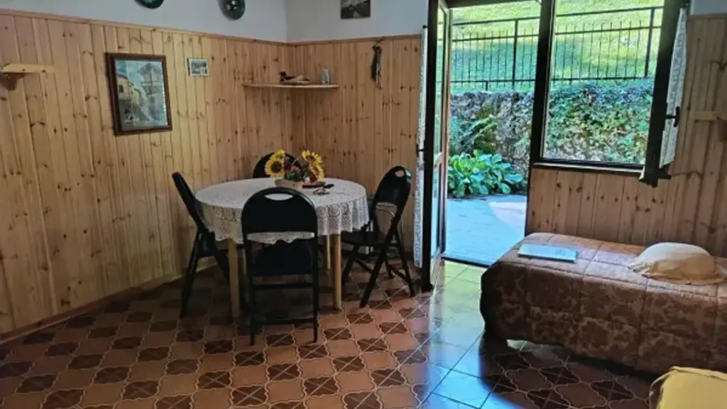 Söögituba - Studio with Garden in Oltre Il Colle