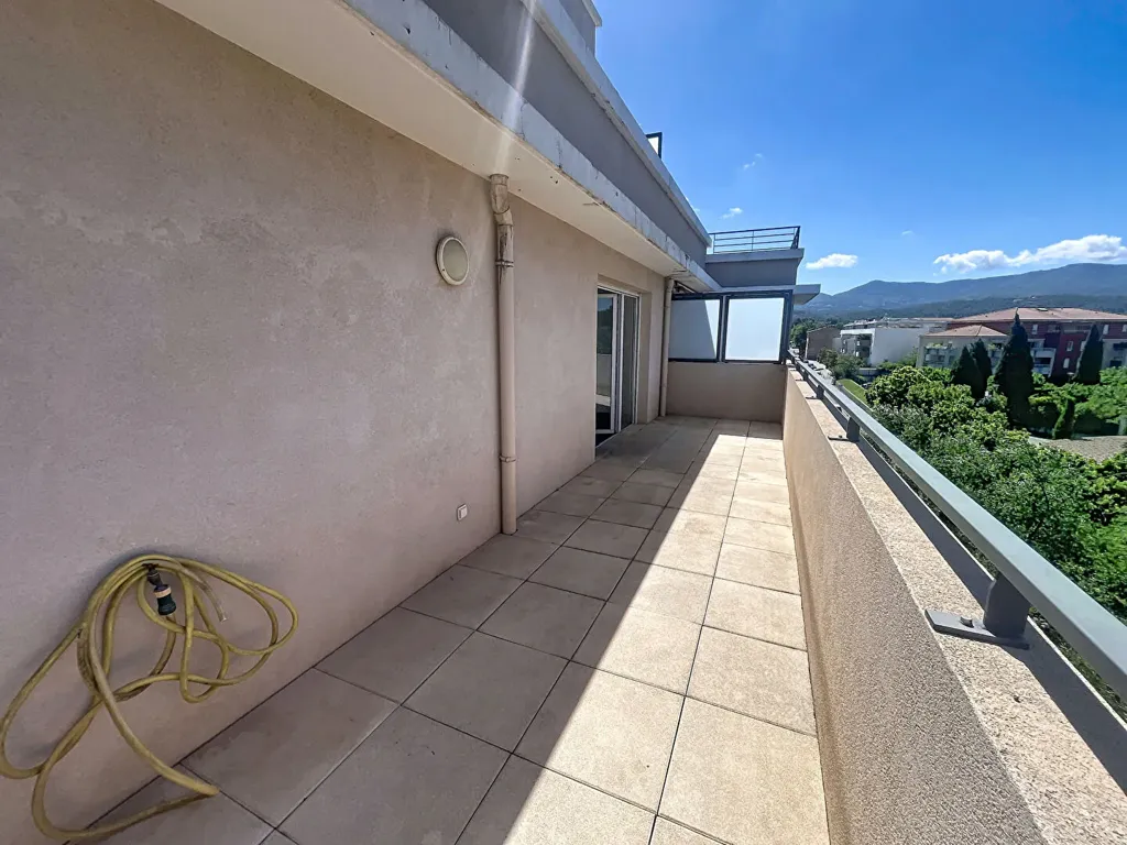 Rõdu - 3-Bed Apartment with Terrace in Gardanne