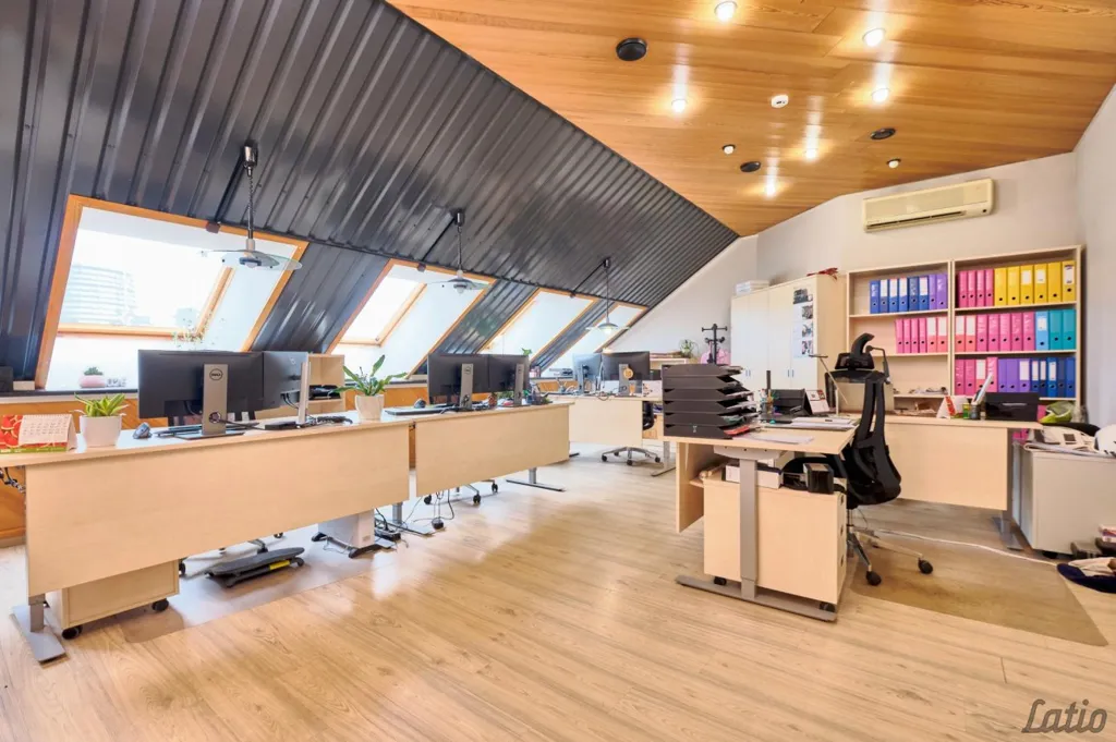 Kabinet - Commercial Space with Extensive Asfaltēta Area in Riga