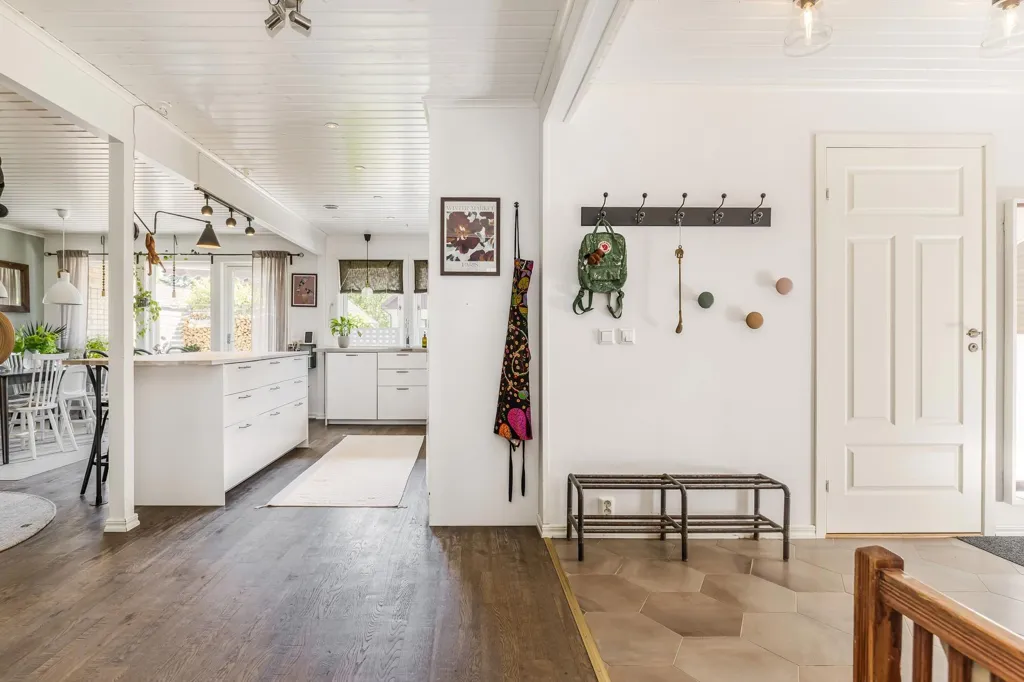 Entrée - Planned Villa with Balcony in Ludvika
