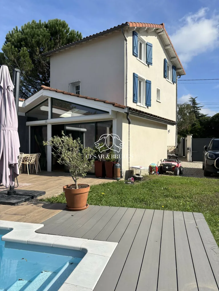 Bassein - Renovated 4-Bed House with Pool in Tassin-la-Demi-Lune