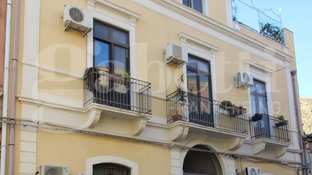 Välivaade - Refurbished Triplex with Balcony in Catania
