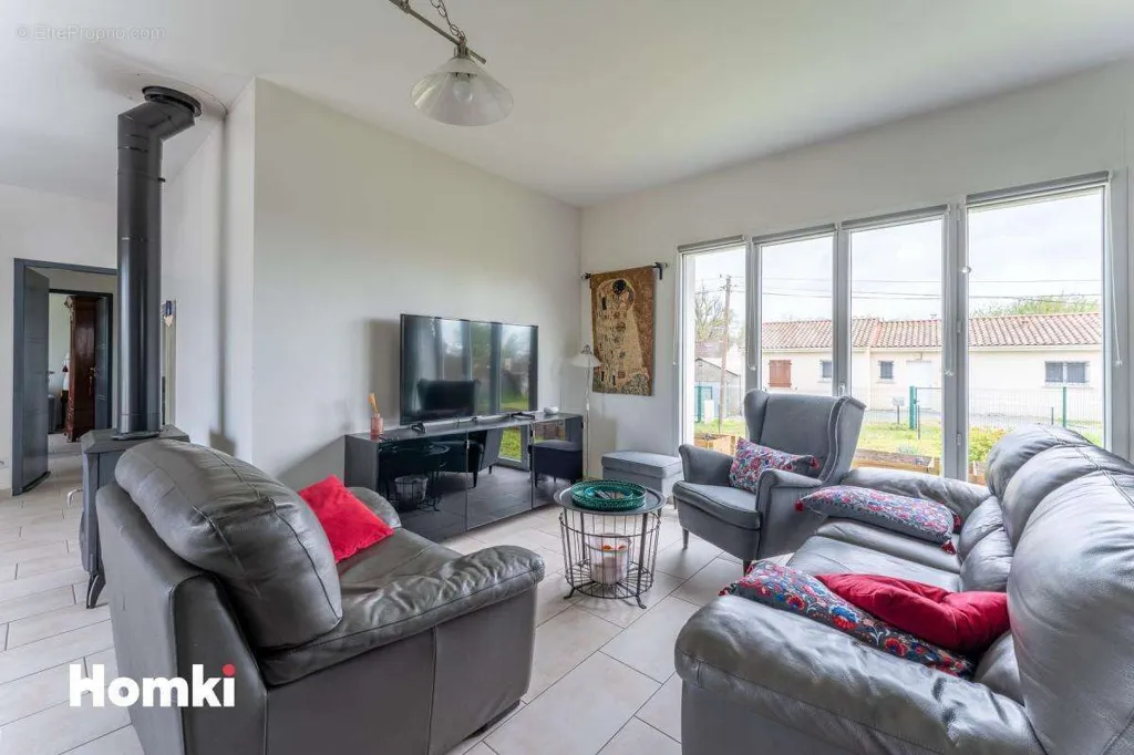 Living Room - Contemporary Villa with Garden in Vayres