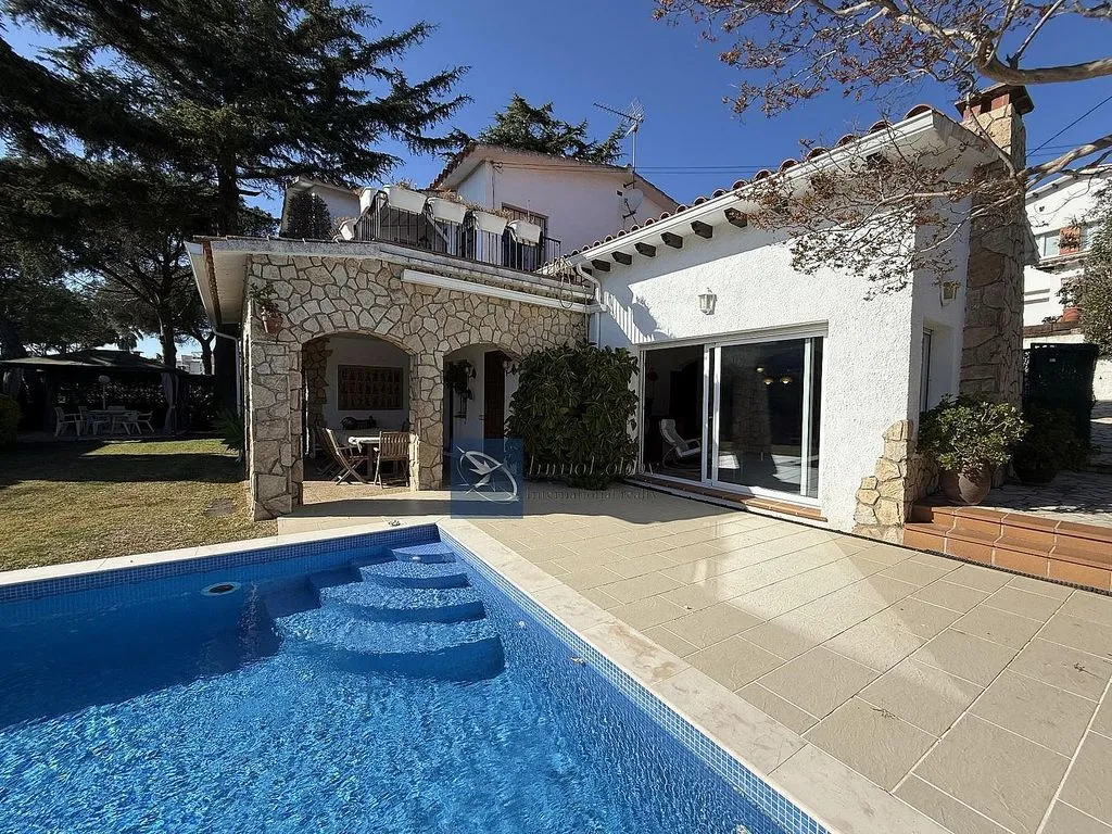 Piscine - Chalet with Pool and Terrace in S'Agaró