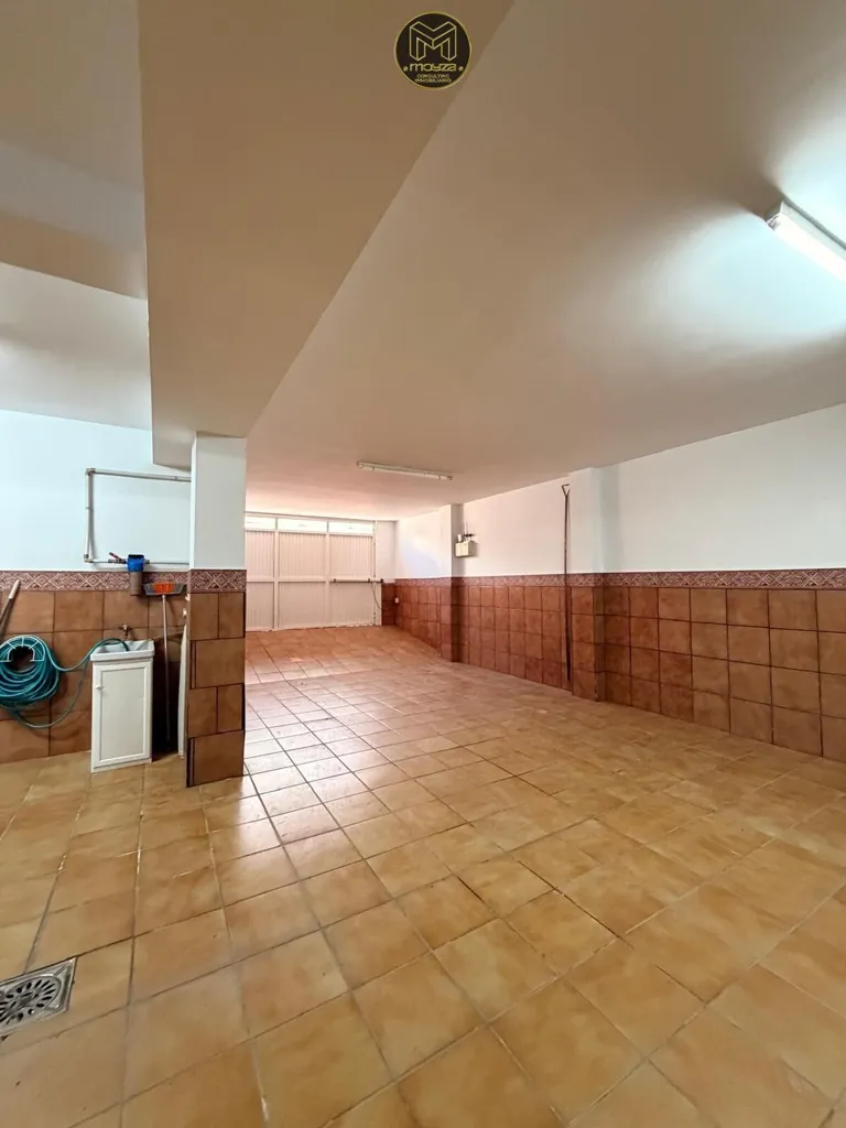 Garaaž - Luxury Villa with Private Garage on Gran Bulevar