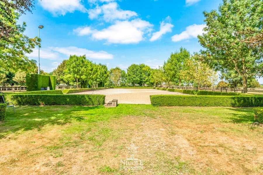Aed - House with Stables in Rural Setting