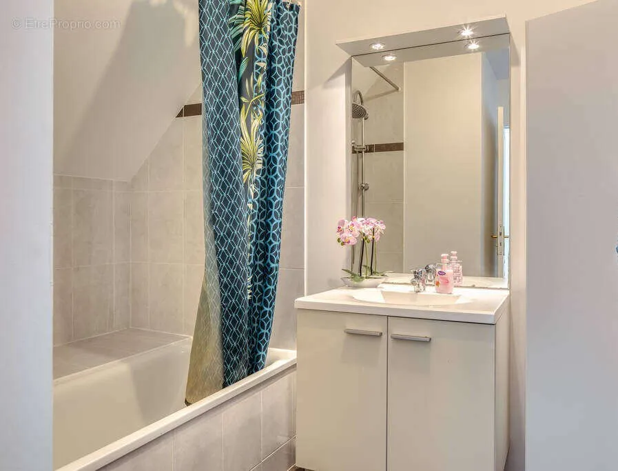 Bathrooms - 5-Bedroom House with Garden in Quiet Area