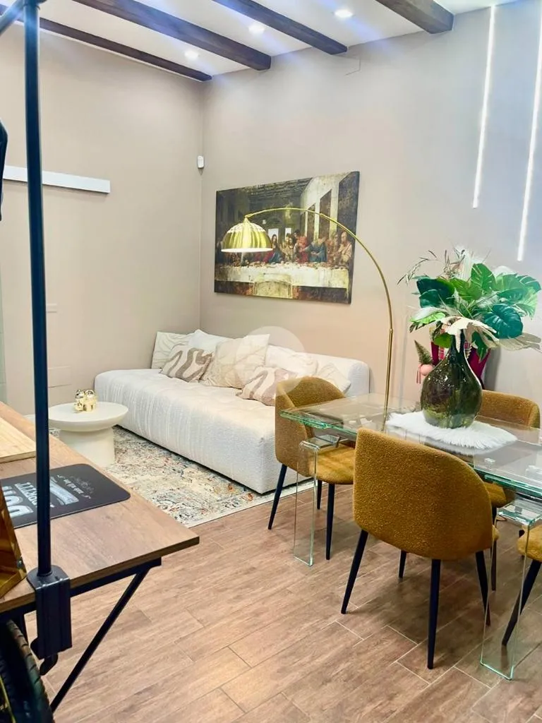 Comedor - Modern 3-Bedroom Apartment in Cosenza