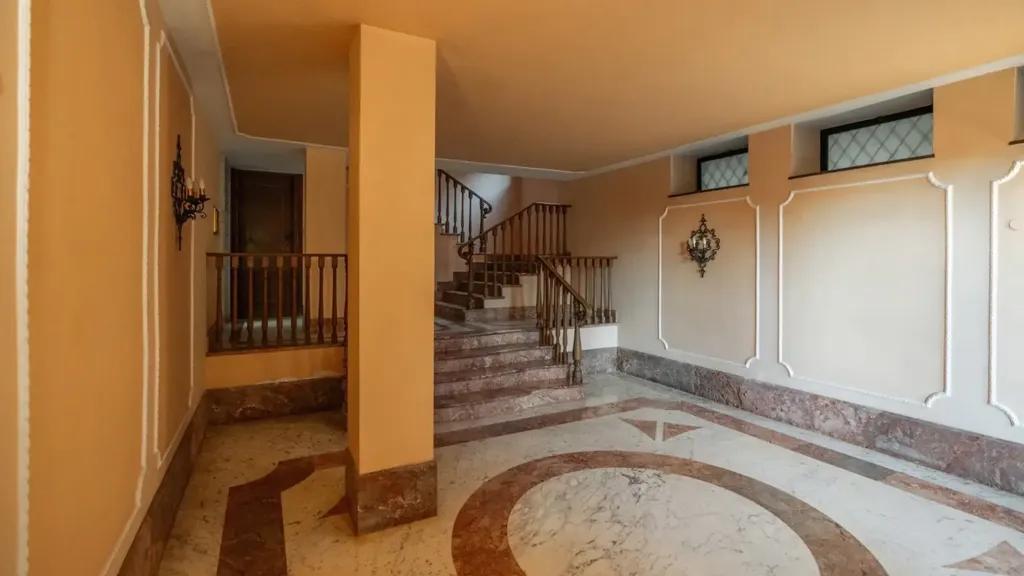 Entrée - Penthouse with Terraces in Torino's Crimea
