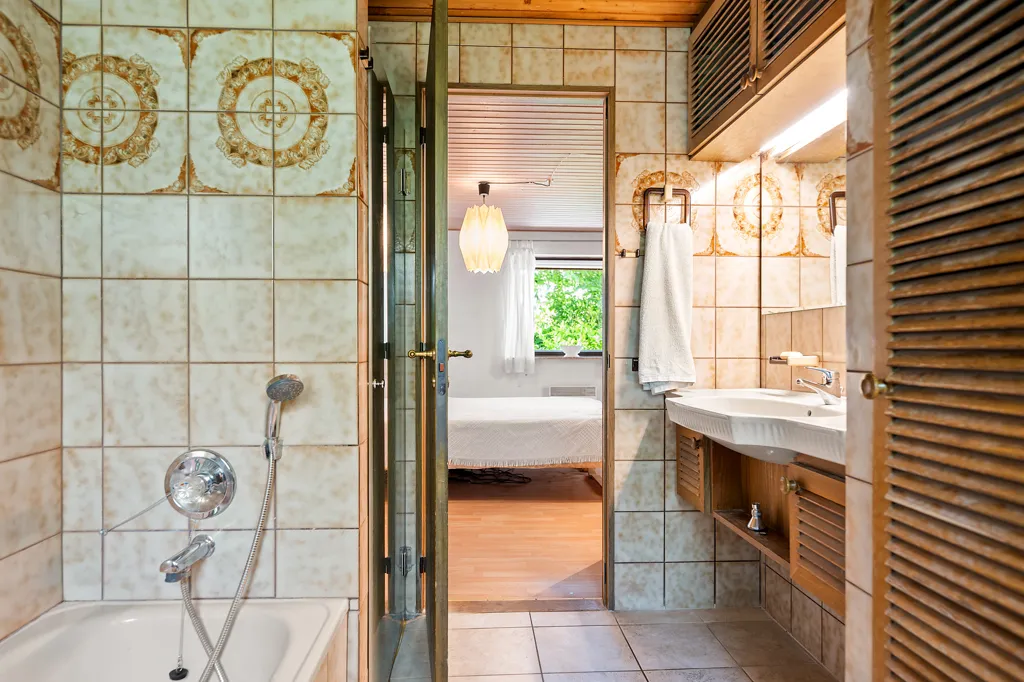 Salles de bain - Villa with Garden and Fireplace in Haslev