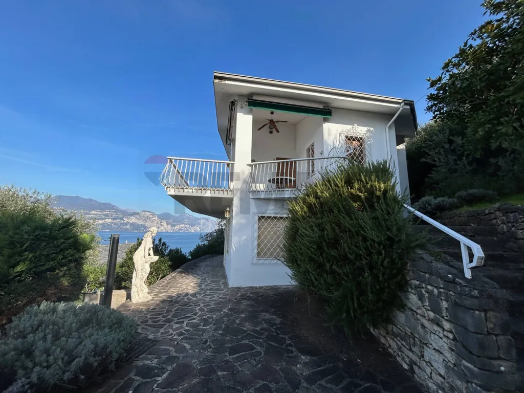 Terrazza - Villa with Panoramic Lake View in Brenzone