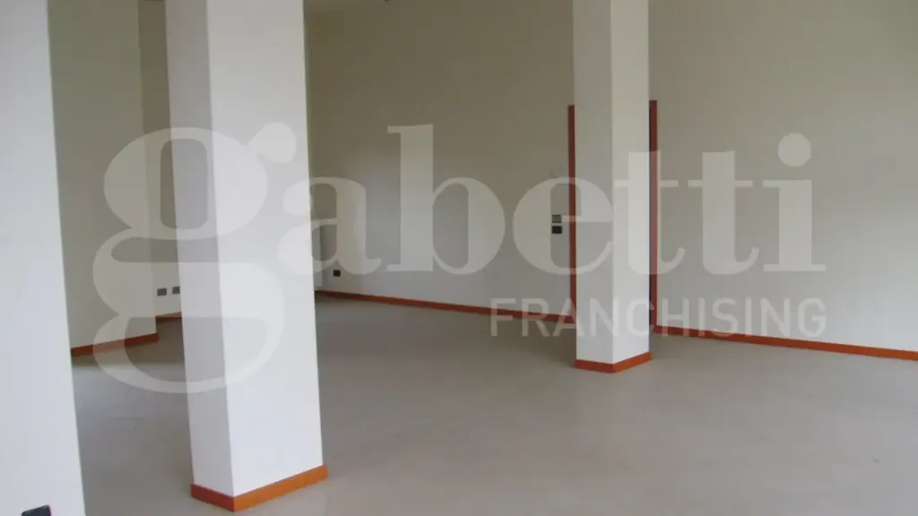 Rooms - Modern Retail Space with Street Frontage in Monza