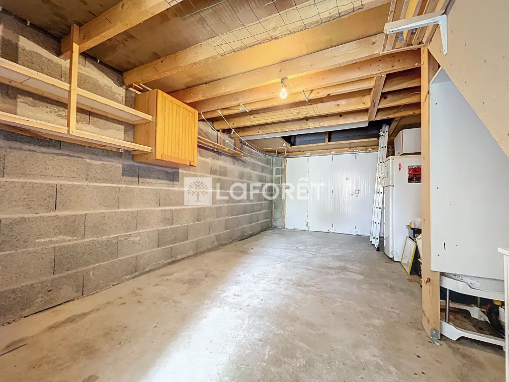 Garaaž - Spacious Bungalow with Garden in Cholet