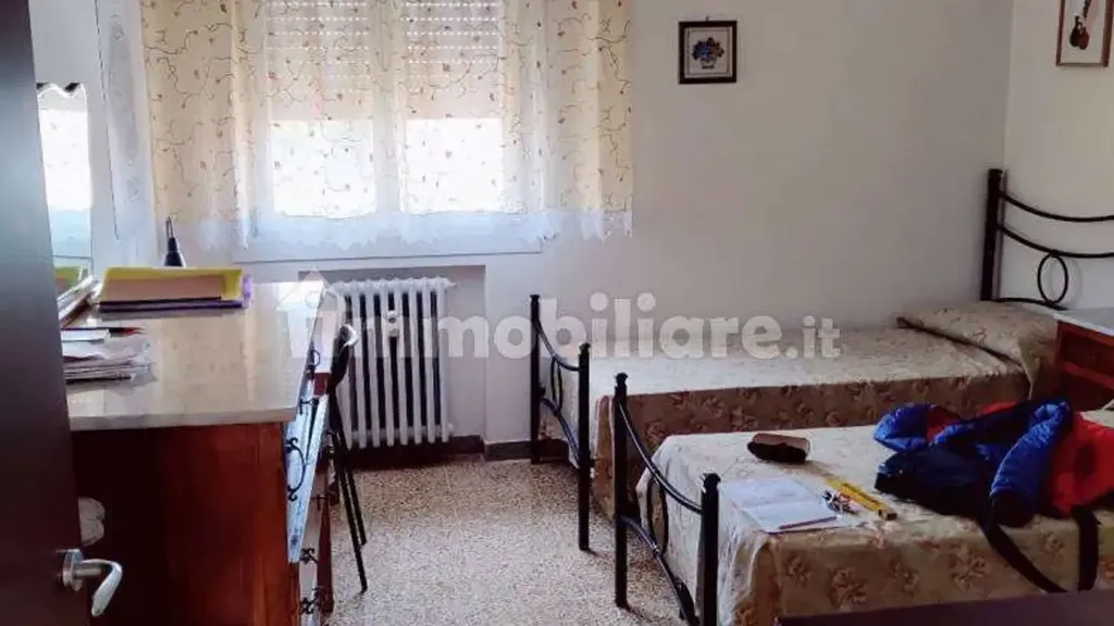 Camere da letto - Appartamento con balcone e garage a Modena