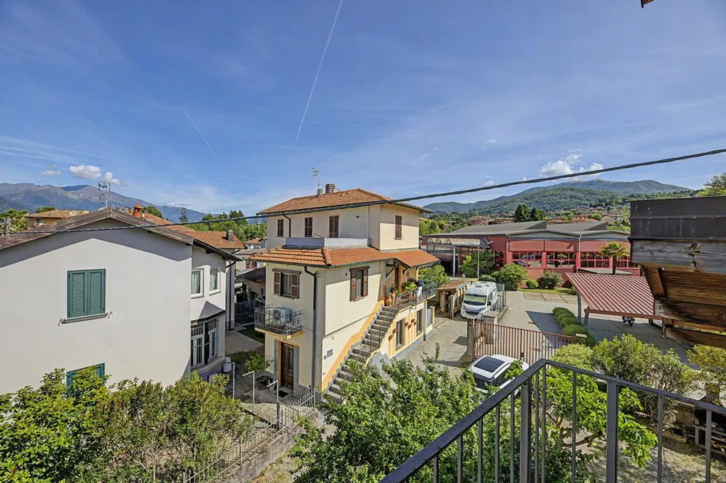 Rõdu - Multi-Level Apartment with Mansard in Luino