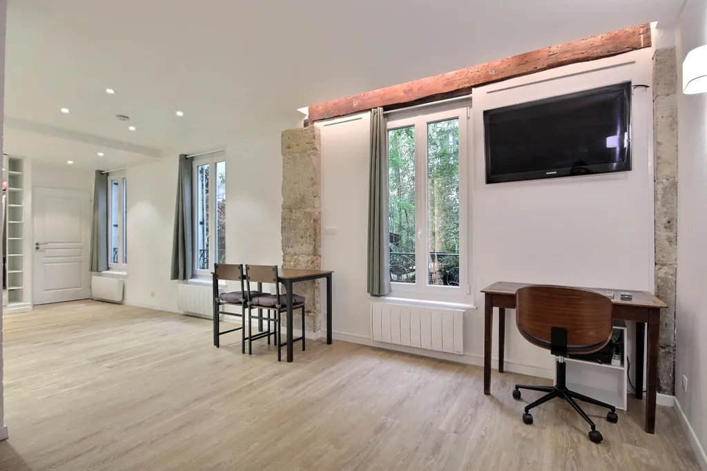 Elutuba - Studio with Metro Access in Paris