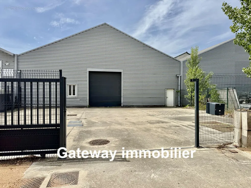 Välivaade - Warehouse with Loading Bay in Riom