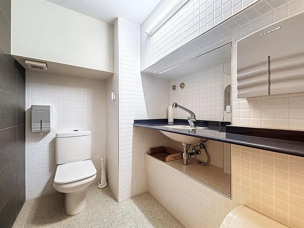 Vannitoad - Commercial Space with High Ceilings in Burjassot