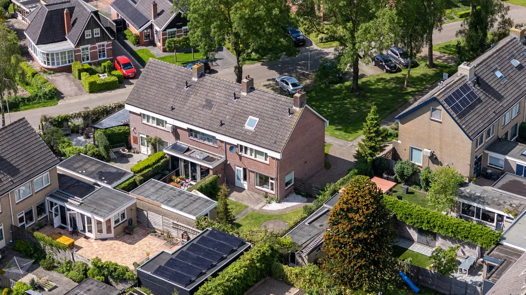 Õhuvaade - Corner House with Garden in Gytsjerk