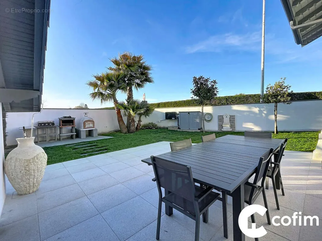 Terrace - Bayonne House with Pool in Arrousets
