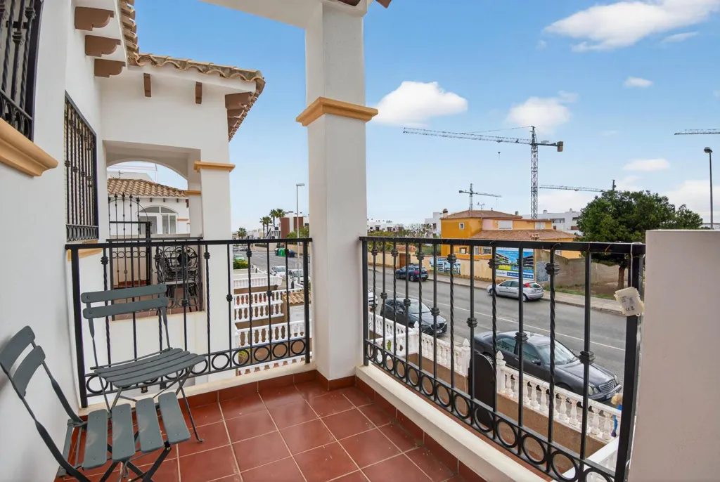 Rõdu - Semi-Detached Villa with Sea Views in Punta Prima