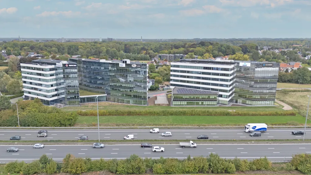 Vue aérienne - Espace de Bureau avec Vue sur l'Autoroute à Erembodegem