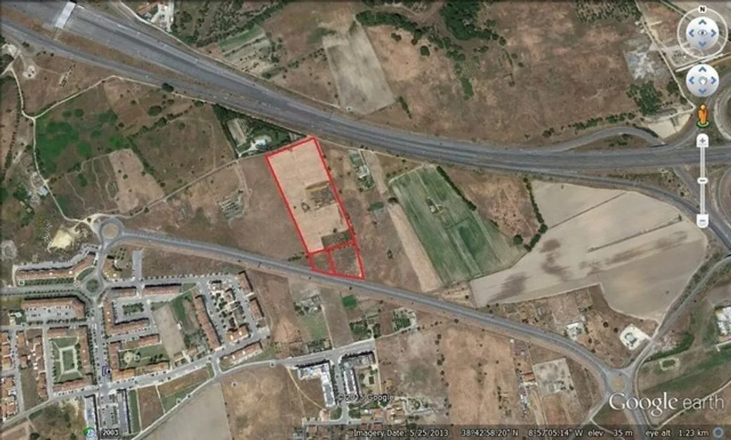 Building Land with Old Structures in Montijo