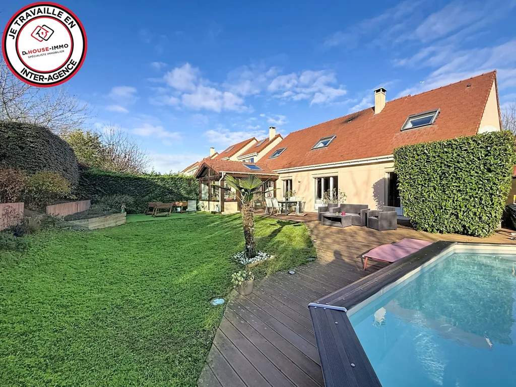Pool - 10-Piece House with Pool in Nozay