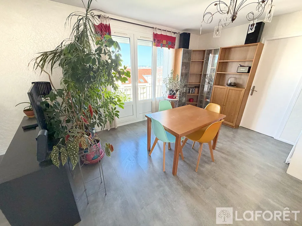 Salle à manger - Appartement avec Vue sur Cathédrale à Reims