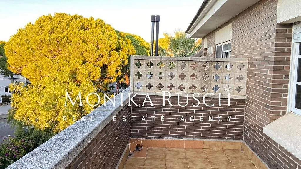 Rõdu - Twin-Storey House with Pool in Castelldefels