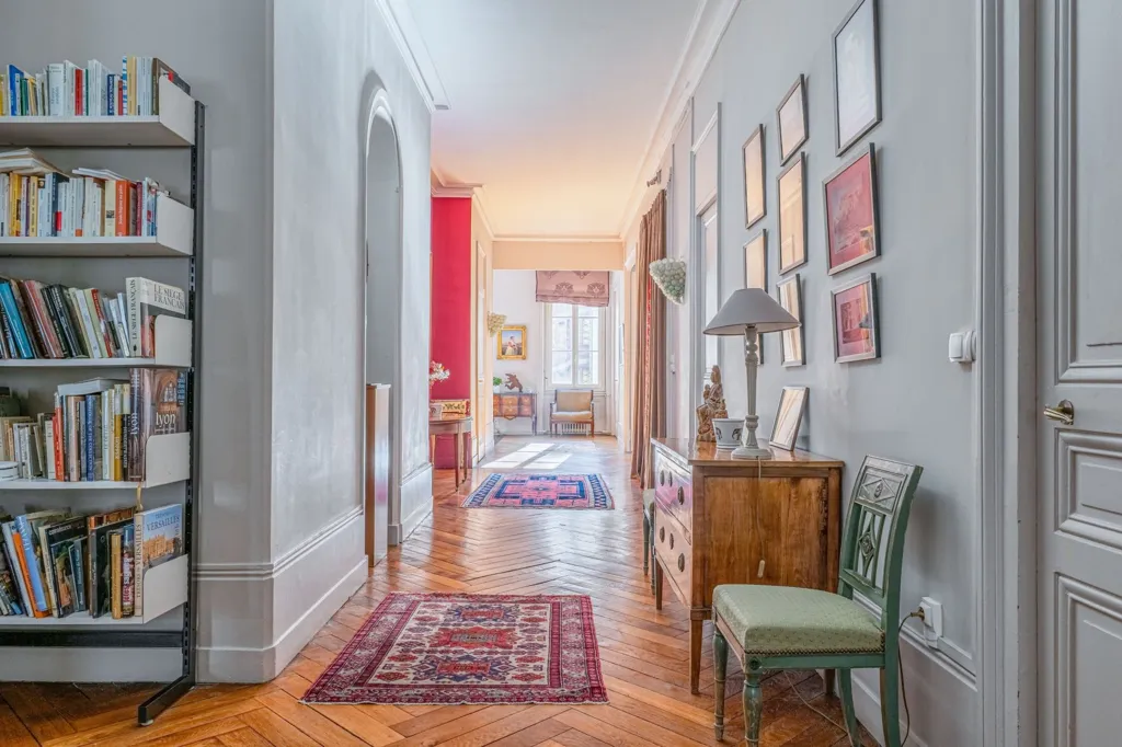 Esik - Luxury Apartment with Original Ornaments in Lyon
