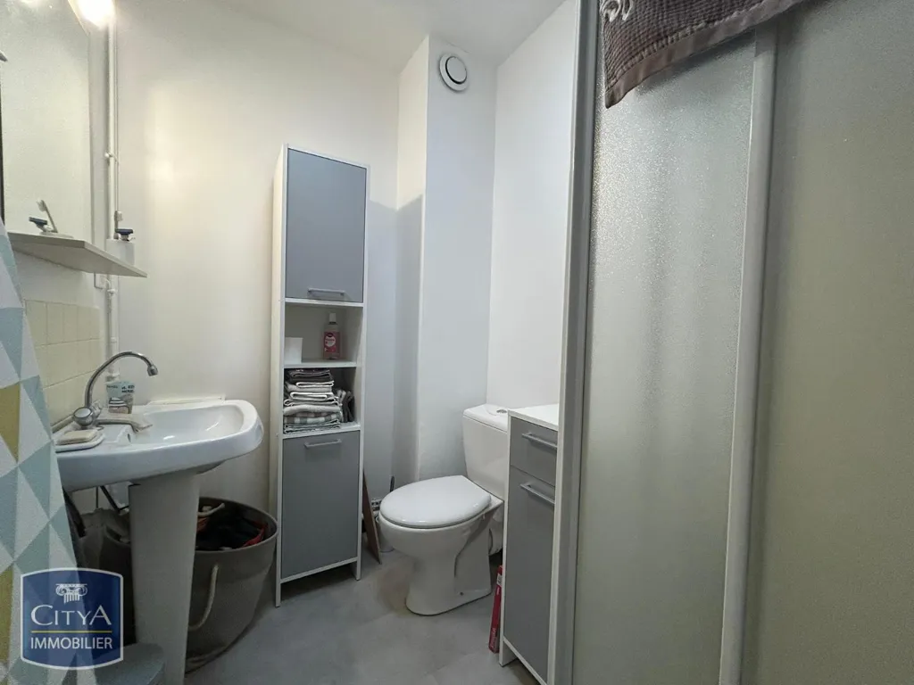 Vannitoad - 1-Bedroom Apartment with Balcony in Brive-la-Gaillarde