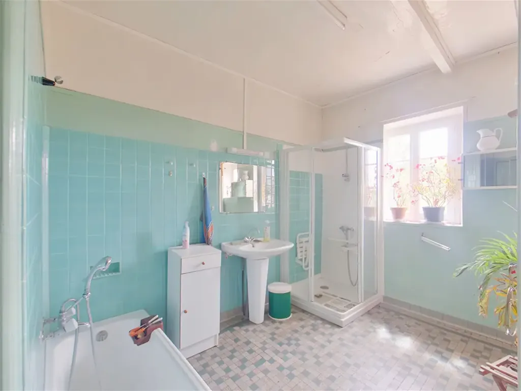 Salles de bain - Maison de Campagne à Rénover avec Dépendances à Lignac