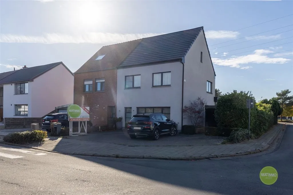 Extérieur - Maison Moderne avec Jardin à Mol