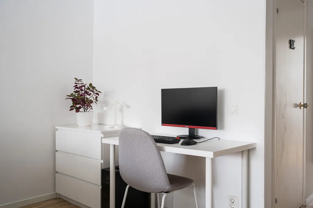Arbeitszimmer - Charming Two-Bedroom Flat with West-Facing Balcony in Skellefteå