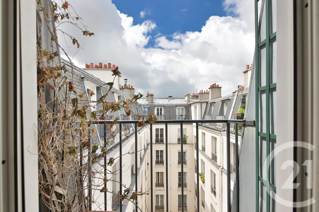 Rõdu - 3-Bedroom Parisian Flat with Cathedral Ceiling