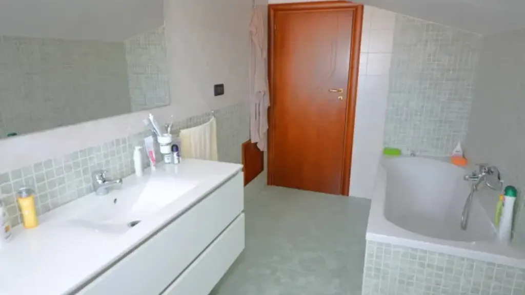 Salles de bain - Apartment with Balcony Views in Crosia