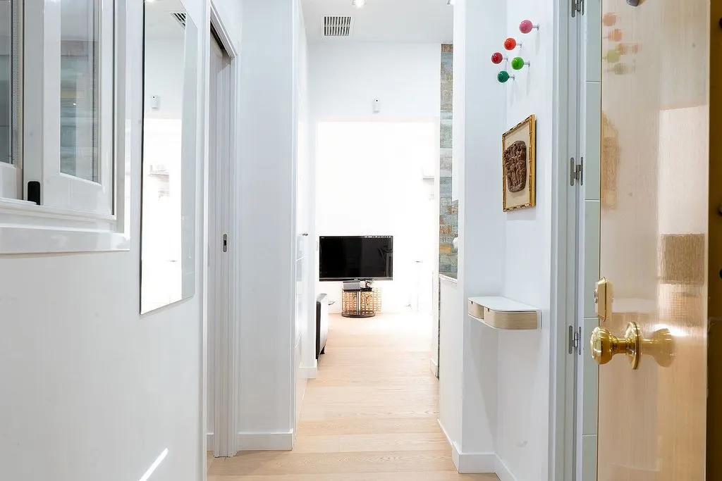 Entrée - Fully Renovated Flat with Balcony in Trafalgar