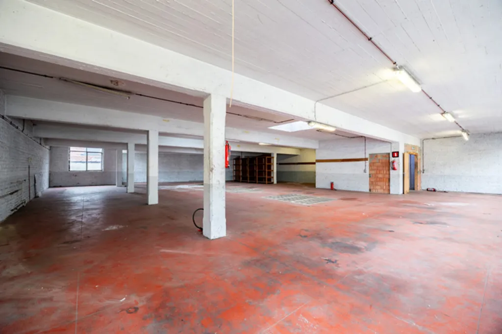 Garage - Building with 6 Apartments in Anderlecht