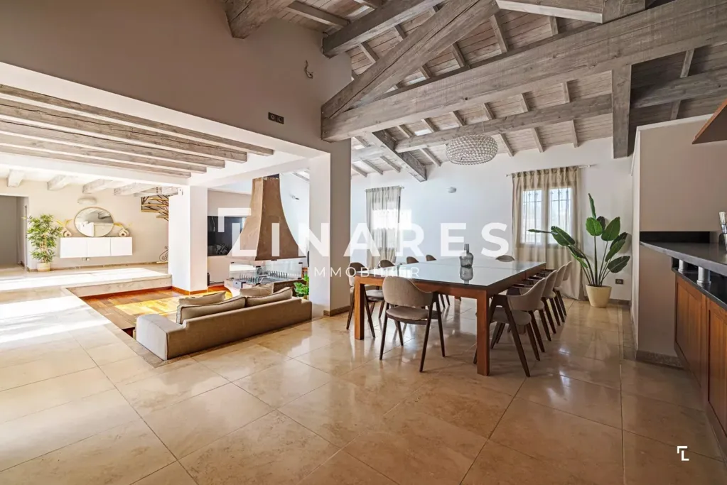 Söögituba - Villa with Pool and 28,000 m² Park in Llinares
