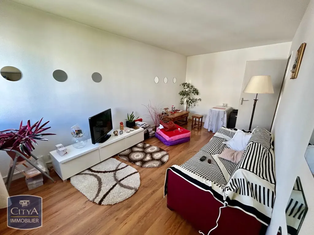 Living Room - Bright Flat with Metro Access in Saint-Maurice