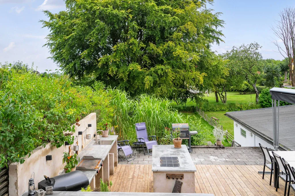 Terrasse - Generous Family Home with Development Potential in Tyringe