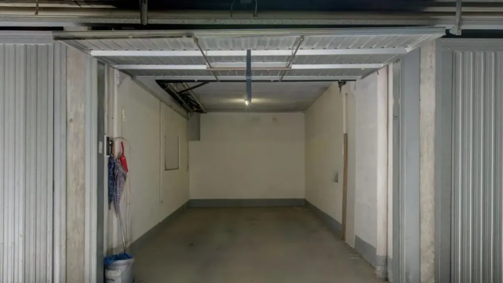 Garage - Apartment with Double Balcony in Turin